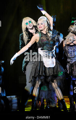 Matt McKenna as Riff Raff and Djalenga Scott as Magenta stand on stage during a dress rehearsal for the 'Rocky Horror Show' in Cologne, Germany, 22 June 2011. The musical will premiere on 22 June 2011 and stays in Cologne until 10 July 2011. Photo: Henning Kaiser Stock Photo