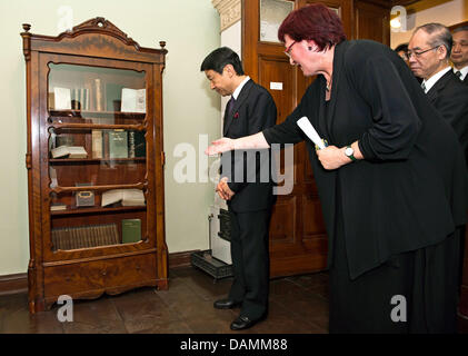 Japanese Crown Prince Naruhito visits the Mori Ogai memorial with the co-director of the site, Beate Wonde, in Berlin, Germany, 22 June 2011. Naruhito is on a visit to Berlin. Photo: CLEMENS BILAN Stock Photo