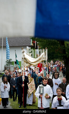 A Corpus Christi procession moves through the town of Seehausen am Staffelsee, Germany, 23 June 2011. Corpus Christi is the Catholic feast of the body and blood of Christ. According to visions of an Augustinian nun, Pope Urban IV set the feast on the second Sunday after Whitsun in the year 1264. Photo: Peter Kneffel Stock Photo
