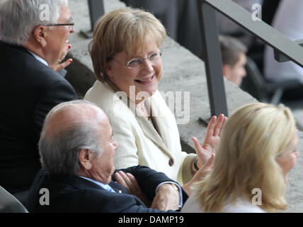 President of German Football Association (DFB), Theo Zwanziger (L-R), German chancellor Angela Merkel FIFA president Joseph Blatter and the wife of German presdident, Bettina Wulff, watch the game during the Group A match Germany against Canada of FIFA Women's World Cup soccer tournament at the Olympiastadion in Berlin, Germany, 26 June 2011. Foto: Wolfgang Kumm dpa/lbn  +++(c) dpa Stock Photo