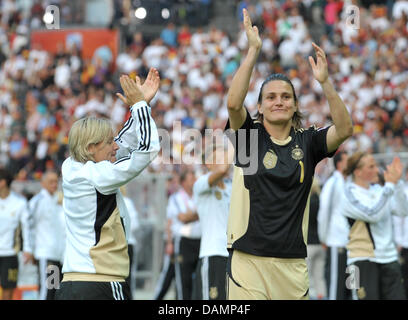 Goalkeeper Nadine Angerer (R) of Germany celebrates after the Group A match Germany against Canada of FIFA Women's World Cup soccer tournament at the Olympiastadion in Berlin, Germany, 26 June 2011. Foto: Carmen Jaspersen dpa  +++(c) dpa - Bildfunk+++ Stock Photo