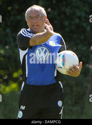 VfL Wolfsburg's head coach Felix Magath gestures at the team's training camp in Oeversee, Germany, 27 June 2011. Photo: Dominique Leppin Stock Photo