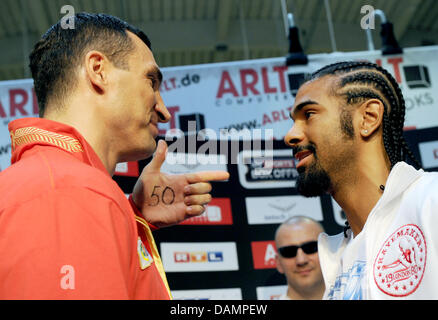 Heavy weight boxers Vladimir Klichko (L) and David Haye stand facing each other during a press conference in Hamburg, Germany, 27 June 2011. Next Saturday, 02 July 2011, the WBO, IBF and WBA boxing associations world championship fight takes place at Imtech-Arena. Photo: CHRISTIAN CHARISIUS Stock Photo