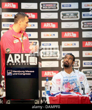 Heavy weight boxers Vladimir Klichko (L) and David Haye take part in a press conference in Hamburg, Germany, 27 June 2011. Next Saturday, 02 July 2011, the WBO, IBF and WBA boxing associations world championship fight takes place at Imtech-Arena. Photo: CHRISTIAN CHARISIUS Stock Photo