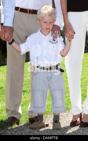 Noah, son of Prince Louis and Princess Tessy of Luxembourg, poses for the media at Chateau de Berg in Colmar-Berg, 27 June 2011. Photo: Albert Nieboer NETHERLANDS OUT Stock Photo