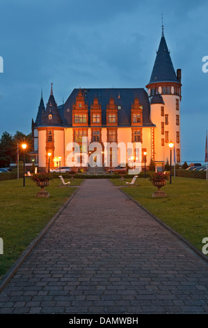 Klink Castle Hotel at dusk, near Waren on Müritz Lake, Mecklenburg-Western Pomerania, Germany, Europe. Stock Photo