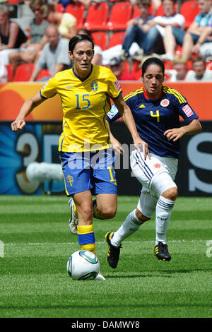 Diana Ospina of Colombia (R) vies for the ball with Sweden's Sara