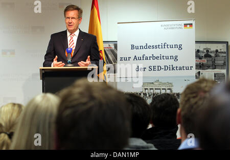 German President Christian Wulff speaks during a visit to the Federal Foundation for the Reconciliation of the SED Dictatorship in Berlin, Germany, 04 July 2011. The president met with the foundation's board and took part in a discussion with members of the former GDR opposition about democracy and dictatorship. Photo: WOLFGANG KUMM Stock Photo