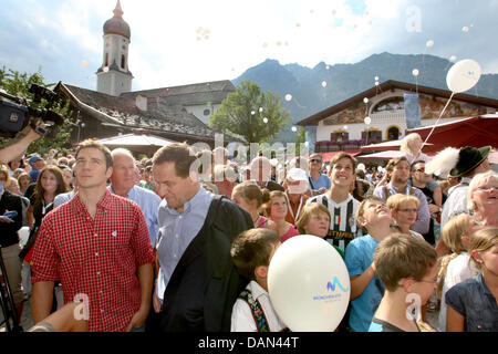 Professional skier Felix Neureuther (L-R) and president of the German Ski Association, Alfons Hoermann, attends a public viewing event during the announcement of the host of the 2018 Olympic Winter Games in Garmisch-Partenkirchen, Germany, 06 July 2011. The IOC chose Pyeongchang, South Korea. Photo: Karl-Josef Hildenbrand Stock Photo
