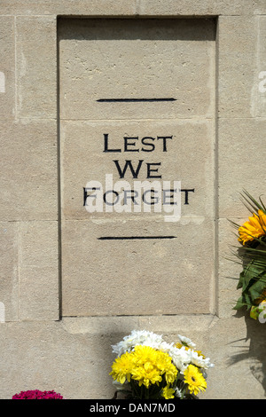 Lest We Forget - The inscription on the War Memorial at Royal Wootton Bassett Stock Photo
