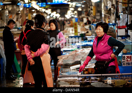 Vendors working at the Noryangjin Fish Market in Seoul, Democratic People's Republic of Korea, Asia. Stock Photo