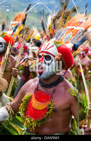 Colourful dancers at the Goroka festival in Papua New Guinea Stock Photo