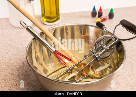 https://l450v.alamy.com/450v/danecb/cake-batter-in-bowl-with-vintage-beater-danecb.jpg