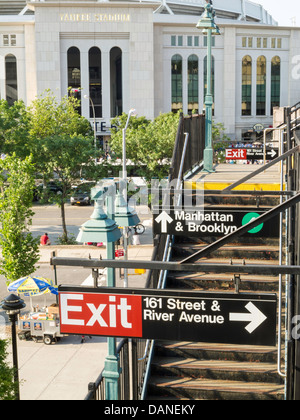 4 Train, Subway Stop Signage, 161st Street and Yankee Stadium, The Bronx,  NYC Stock Photo - Alamy