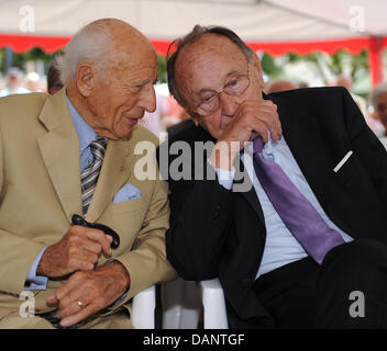 Former German President Walter Scheel and former Foreign Minister Hans-Dietrich Genscher (R) sit on the occasion of Scheel's 92nd birthday during a citizens reception in Bad Krozingen, Germany, 09 July 2011. Around 500 people celebrated with the former president. Photo: PATRICK SEEGER Stock Photo