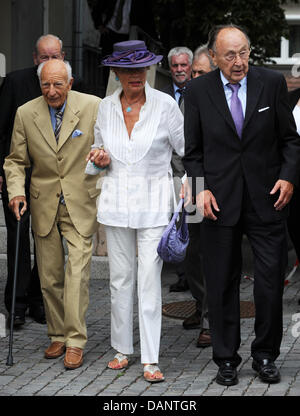 Former German President Walter Scheel (L-R), his wife Barbara and former Foreign Minister Hans-Dietrich Genscher (R) walk to a citizen's reception on the occasion of Scheel's 92nd birthday in Bad Krozingen, Germany, 09 July 2011. Around 500 people celebrated with the former president. Photo: PATRICK SEEGER Stock Photo