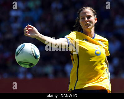 Sweden's Lotta Schelin in action during the quarter-final soccer match of the FIFA Women's World Cup between Sweden and Australia at the FIFA World Cup stadium in Augsburg, Germany 10 July 2011. Photo: Bernd Weißbrod dpa/lby  +++(c) dpa - Bildfunk+++ Stock Photo