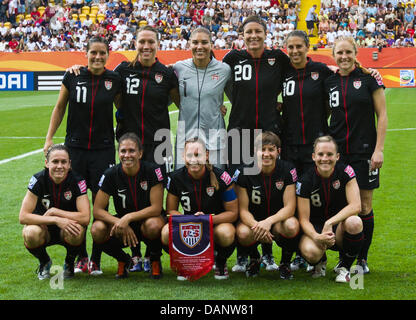 Players of USA pose for a teamphoto prior to the quarter-final soccer match of FIFA Women's World Cup between Brazil and USA at the Rudolf Harbig stadium in Dresden, Germany, 10 July 2011. Back (L-R): Alex Krieger, Lauren Cheney, Hope Solo, Abby Wambach, Carli Lloyd, Rachel Buehler, front (L-R): Heather O Reilly, Shannon Boxx, Christie Rampone, Amy Le Peilbet, Amy Rodriguez. Photo: Stock Photo