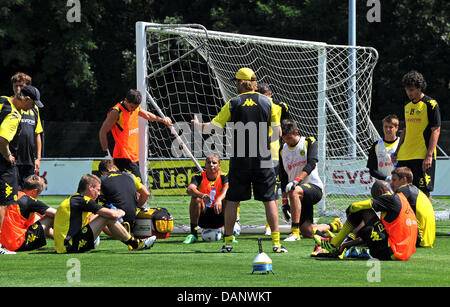 Borussia Dortmund's head coach Juergen Klopp speaks to his team at the team's training camp in Bad Ragaz, Switzerland, 11 July 2011. Photo: PATRICK SEEGER Stock Photo