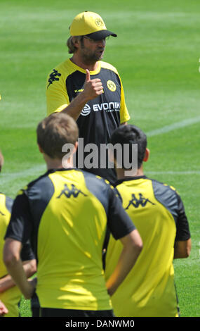 Borussia Dortmund's head coach Juergen Klopp speaks to his team at the team's training camp in Bad Ragaz, Switzerland, 11 July 2011. Photo: PATRICK SEEGER Stock Photo