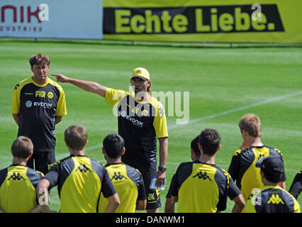 Borussia Dortmund's head coach Juergen Klopp speaks to his team at the team's training camp in Bad Ragaz, Switzerland, 11 July 2011. Photo: PATRICK SEEGER Stock Photo