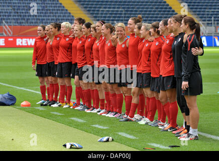 The players of the USA during a training session of the team in Frankfurt, Germany 16 July 2011. USA faces Japan in the final match of the FIFA Women's World Cup in Frankfurt on 17 July 2011. Foto: Carmen Jaspersen dpa  +++(c) dpa - Bildfunk+++ Stock Photo