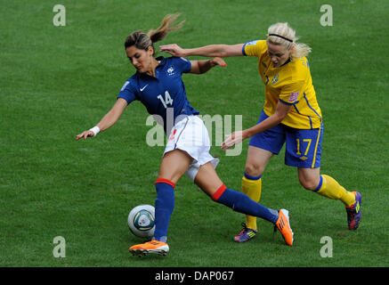 Sweden's Lisa Dahlkvist (R) and France's Louisa Necib vie for the ball during the FIFA Women's World Cup third place soccer match between Sweden and France at the Rhein-Neckar-Arena in Sinsheim, Germany, 16 July 2011. Photo: Andreas Gebert dpa/lsw  +++(c) dpa - Bildfunk+++ Stock Photo