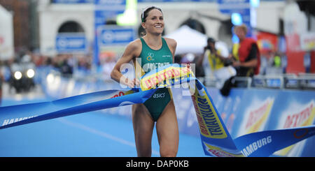 Australian triathlete Emma Moffatt celebrates winning the Dextro Energy Women's Triathlon ITU World Championship race at the Rathausmarkt in Hamburg, Germany, 17 July 2011. Photo: Angelika Warmuth Stock Photo