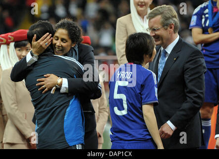 Japans head coach Norio Sasaki (L) with LOC President Steffi Jones and German President Christian Wulff (R) with Kyoko Yano after the FIFA Women's World Cup final soccer match between Japan and the USA at the FIFA World Cup stadium in Frankfurt am Main, Germany, 17 July 2011. Photo: Carmen Jaspersen dpa/lhe Stock Photo