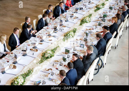 A handout picture dated 19 July 2011 shows German and Russian politicians attending a plenary session of German-Russian government consultations led by German Chancellor Angela Merkel and Russian President Dmitri Medvedev at the ballroom of the galery in the Great Garden in Hanover, Germany. Photo: BUNDESPRESSEAMT / For editorial use only Stock Photo