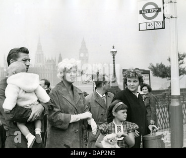 JAYNE MANSFIELD husband Mickey Hargitay, daughter Jayne , son Zoltan and Nanny while filming Too Hot to Handle in London in 1960 Stock Photo