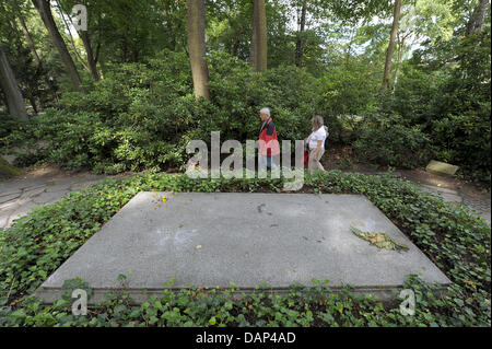 The grave of the composer and writer Wilhelm Richard Wagner (1813 - 1883) is pictured in front of his house Wahnfried in Bayreuth, Germany, 19 July 2011. Photo: David Ebener Stock Photo