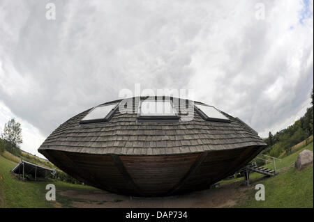 Like a UFO, the low-energy house stands in the middle of a field in Wulkow, Germany, 27 July 2011. The organization 'Oekospeicher' (eco memory), who gave a new perspective to the town, is celevrating its 20th anniversary. Photo: Bernd Settnik Stock Photo