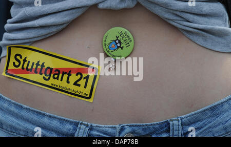 An opponent of the controversial railway construction project Stuttgart 21 sticked a protest label next to her bellybutton during outdoor presentation of the debate on the Stuttgart 21 stress test at the town hall in Stuttgart, Germany, 29 July 2011. The so-called stress test presents results on the efficiency of the planned underground station. Photo: PATRICK SEEGER Stock Photo