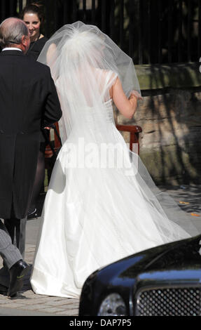 The bride Zara Phillips arrives with her father Captain Mark Phillips for her wedding ceremony with Mike Tindall at the Canongate Kirk in Edinburgh, Great Britain, 30 July 2011. Zara is a granddaughter of the Queen, Mike a well-known Rugby player. Photo: Albert Nieboer Stock Photo