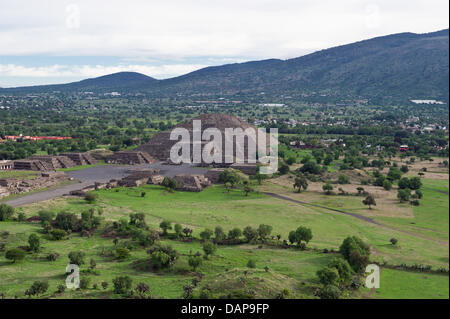 The Pyramid of the Moon, the second largest pyramid in Teotihuacan sitauted about 50km north-east of Mexico city, is pictured on 16 July 2011 in Mexico. The central architecture of the area is a two kilometre long and 40m wide street that connects the Pyramid of the Moon and the Pyramid of the Sun. Photo: Soeren Stache Stock Photo