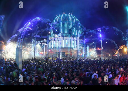 Tens of thousands of ravers dance at night in the former US cruise missile base Pydna at the 'Nature One' techno festival near Kastellaun, Germany, 06 August 2011. The festival is expecting around 55,000 visitor and is the largest festival for electronic music in Germany. Photo: Thomas Frey Stock Photo