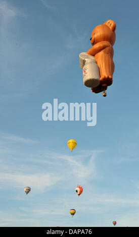 A hot air balloon shaped like a bear is seen during the flying competition for hot air balloons the Lower Saxon Cup in Barnstorf, Germany, 05 August 2011. The competition is about that balloon pilots ability to precisely follow the first ballon that starts. Photo: Carmen Jaspersen Stock Photo