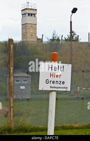 A sign with the lettering 'Stop! Border here' is pictured in Schlagdorf in front of the former GDR border fence, Germany, 10 August 2011. The association 'Grenzhus' re-erected the original border installations of the former inner-German border in collaboration with the German federal Border Guard. Photo: Markus Scholz Stock Photo