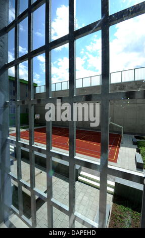 The basketball court in the inner courtyard of the new prison Frankfurt am Main I is seen through the bars of a solitary confinement cell in Frankfurt Main, Germany, 15 August 2011. After three and a half years of construction and costs of around 100 million euros, the new prison in the Preungesheim district has opened. 564 prisoners, mainly remand prisoners, will be housed in the  Stock Photo