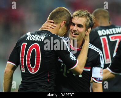 Bayern's Arjen Robben (L) celebrates with team mates Philipp Lahm (C) and Holger Badstuber after scoring the 2-0 during the Champions League qualification round first leg soccer match between FC Bayern Munich and FC Zurich at the Allianz Arena in Munich, Germany, 17 August 2011. Photo: Marc Mueller dpa/lby  +++(c) dpa - Bildfunk+++ Stock Photo