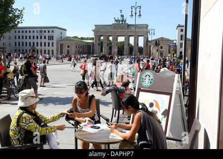 With temperatures around 28 degrees, many tourists inhabit Pariser Pletz in front of the Brandenburg Gate in Berlin, Germany, 22 August 2011. Photo: Wolfgang Kumm Stock Photo