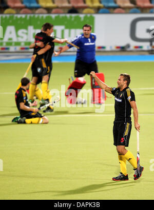 Belgian Jerome Dekeyser (R) celebrates after the winning goal during the men's EuroHockey Nations Championship group A match between the Belgium and Spain at Hockey Park in Moenchengladbach, Germany, 24 August 2011. Belgium won by 3-2 and qualified for the EuroHockey Nations Championships semi-final and the Olympic Games 2012.  Photo: ROLAND WEIHRAUCH Stock Photo