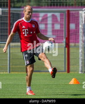 Munich, Germany. 17th July, 2013. FC Bayern Munich's Arjen Robben takes part in a public training session in Munich, Germany, 17 July 2013. Photo: MARC MUELLER/dpa/Alamy Live News Stock Photo