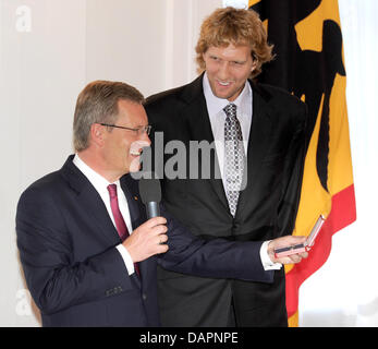 Christian Wulff and Dirk Nowitzki Dirk Nowitzki receives the Silberne ...