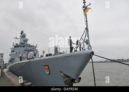 The frigate 'Koeln' departures from the naval base in Wilhelmshaven ...