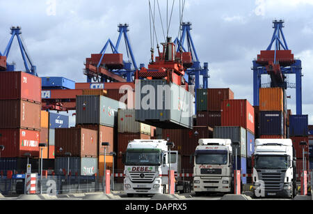 FILE - An archive picture dated 05 March 2010 shows trucks being loaded with containers at the Container Terminal Altenwerder at the harbour of Hamburg, Germany. According to the German Chamber of Industry and Commerce (DIHK), the German foreign trade is on track for record results despite the deteriorating economic outlook. Photo: Marcus Brandt Stock Photo