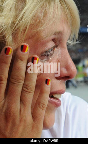 NEU - alternativer Ausschnitt - Christina Obergföll of Germany (C) cries during the Javelin Final at the 13th IAAF World Championships in Athletics, in Daegu, Republic of Korea, 01 September 2011. She finished with fourth place Photo: Rainer Jensen dpa  +++(c) dpa - Bildfunk+++ Stock Photo