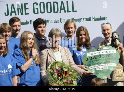 British primatologist Jane Goodall (r), Hamburg's Senator of Environment Jutta Blankau (L, SPD), and high school students pose for a group picture in front of the town hall in Hamburg, Germany, 3 September 2011. 77-year old Goodall was awarded the honourary international ambassadorship of the city of Hamburg and received a charter in the shape of a green leaf from the students of a Stock Photo