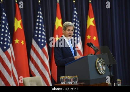 Secretary Kerry Delivers Remarks at the Joint Opening Session Stock Photo